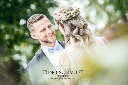 Hochzeitsfotograf Dino Schmidt aus Wiesmoor, Hochzeitsfotos, Hochzeitsfotografie, Hochzeitsreportage, Standesamt, Trauung, Wilhelmshaven, Wittmund, Jever, Westerholt, Oldenburg, Esens, Norden, Aurich, Emden, Leer, Großefehn, Friedeburg, Uplengen, Borkum, 