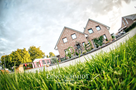 Hochzeitsfotograf Dino Schmidt aus Wiesmoor, Hochzeitsfotos, Hochzeitsfotografie, Hochzeitsreportage, Standesamt, Trauung, Wilhelmshaven, Wittmund, Jever, Westerholt, Oldenburg, Esens, Norden, Aurich, Emden, Leer, Großefehn, Friedeburg, Uplengen, Borkum, 